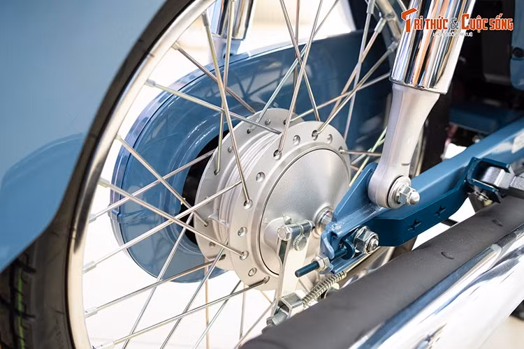 Động cơ của Honda Super Cub 50 Final Edition vẫn giữ nguyên như thế hệ hiện hành, loại 4 thì, xi-lanh đơn, làm mát bằng không khí, dung tích thực 49 phân khối, phun xăng điện tử Fi. Máy này cho công suất 3,7 mã lực và mô-men xoắn 3,8 Nm.