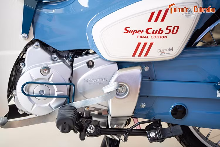 Super Cub 50 Final Edition vốn đã được giới chơi xe Việt Nam quan tâm nhờ giá trị lịch sử và tính biểu tượng. Đây là phiên bản cuối cùng, khép lại hành trình hơn 60 năm của dòng Super Cub 50 trên toàn cầu, một cột mốc mang ý nghĩa đặc biệt với những người yêu xe Honda Super Cub.