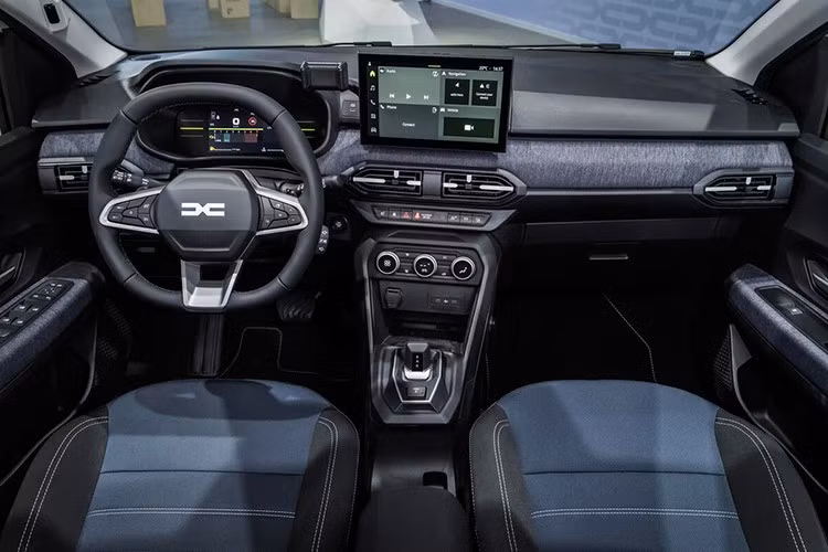 Những ai chọn phiên bản Expression sẽ nhận được chiếc Dacia Sandero 2026 của mình với mâm xe 16 inch, cần gạt mưa cảm biến, đèn sương mù phía trước, gương chiếu hậu chỉnh điện có sưởi, cửa sổ sau chỉnh điện, màn hình cảm ứng 10 inch tích hợp điện thoại thông minh, camera lùi và cảm biến đỗ xe phía sau.