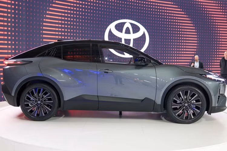 Tại thị trường Mỹ, Toyota C-HR+ sẽ sử dụng cấu hình dẫn động bốn bánh toàn thời gian với hai mô-tơ điện, cho công suất 338 mã lực và khả năng tăng tốc từ 0–97 km/h chỉ trong 5 giây. Tuy nhiên, tại Anh, mẫu xe sẽ chỉ có cấu hình dẫn động cầu trước với hai tùy chọn công suất: 165 mã lực trên bản tiêu chuẩn và 221 mã lực trên bản cao cấp.