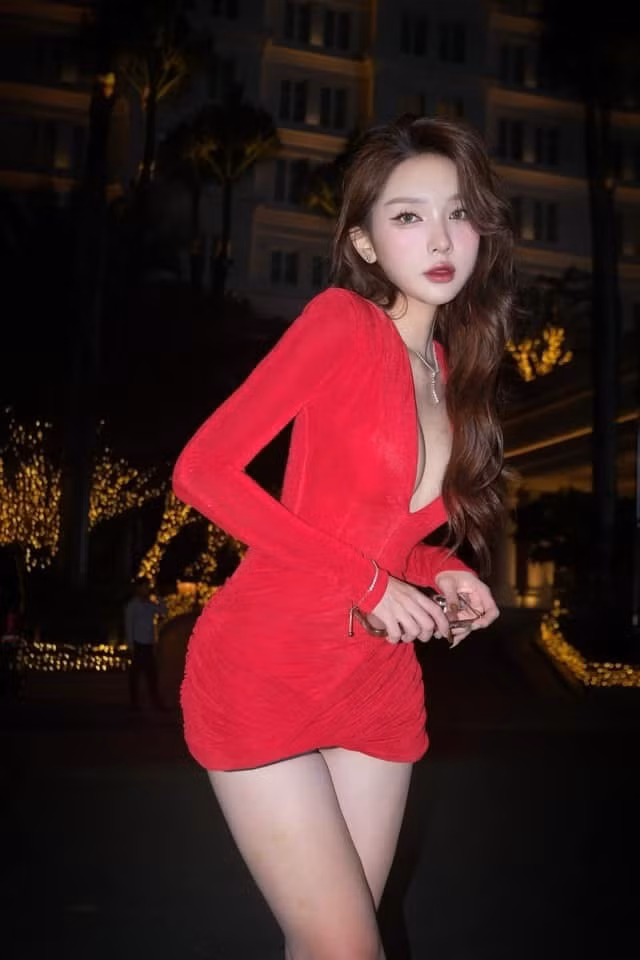 Mỹ nhân sinh năm 1997 cũng cho hay bản thân không cần “dao kéo” trên gương mặt, chỉ tiêm chất làm đầy để các đường nét trở nên mềm mại, nữ tính hơn.