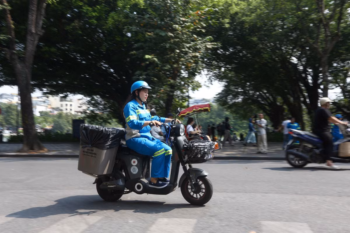 Trong giai đoạn thử nghiệm ban đầu, phương tiện được bố trí tại khu vực tổ dân phố Hàng Đào và Hàng Bạc, với các tuyến đường và khung giờ thu gom cụ thể. Mỗi chuyến xe có sức chứa khoảng 80–100 kg chất thải.