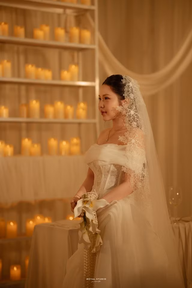 Không chỉ sở hữu gương mặt khả ái, nụ cười tươi tắn, Thanh Ngân còn được nhận xét là thông minh, đảm đang và khéo léo trong cuộc sống thường ngày.