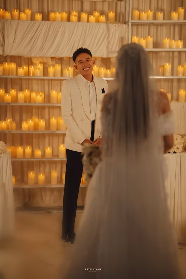 Minh Khoa sinh năm 2001, trưởng thành từ lò đào tạo Becamex Bình Dương và hiện thi đấu ở tuyến giữa cho CLB Becamex TP HCM.