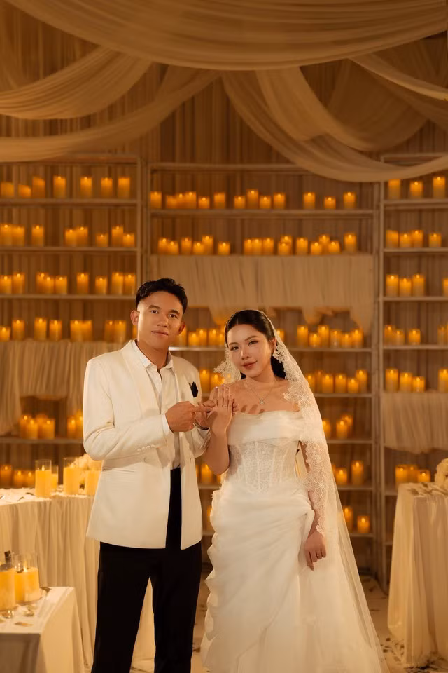 Trong bộ ảnh được đăng tải, Minh Khoa diện vest trắng lịch lãm, sánh đôi cùng Thanh Ngân thướt tha trong chiếc váy cưới tinh khôi.