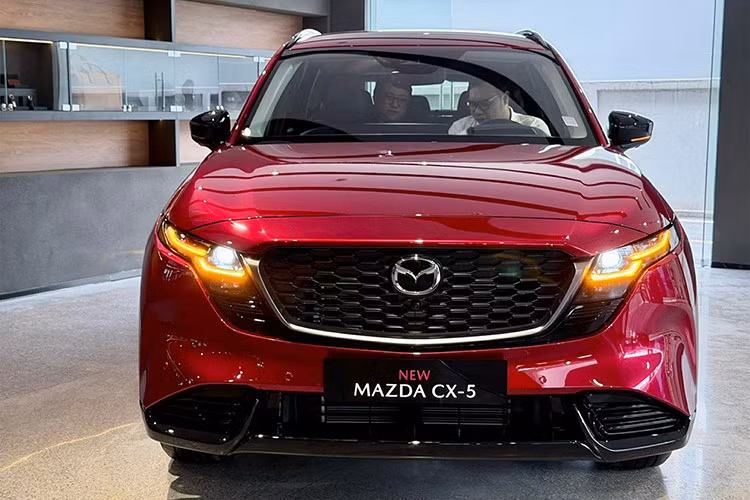 Không chỉ kích thước mà thiết kế và trang bị của mẫu SUV cỡ C này cũng được nâng cấp. Tuy được áp dụng triết lý thiết kế “Wearable Gear” mới của Mazda nhưng CX-5 vẫn mang trên mình dáng vẻ quen thuộc như trước.
