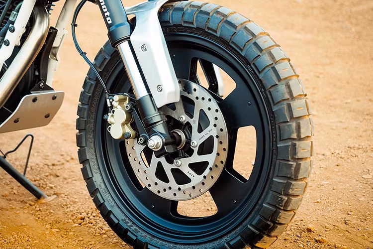 Xe sử dụng phuộc trước USD 41 mm, treo sau monoshock với 7 mức điều chỉnh. Xe dùng vành 17 inch trước–sau, đi kèm lốp không săm 110/70 trước và 130/70 sau. Phanh đĩa trước 300 mm và sau 240 mm, ABS hai kênh là trang bị tiêu chuẩn. Xe còn có tay côn, tay thắng điều chỉnh được và chế độ ABS Rain và Urban.