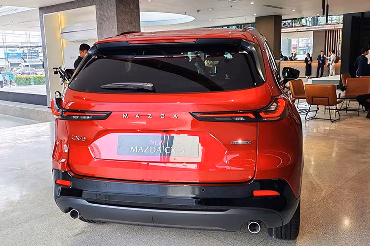Giá bán của Mazda CX-5 2026 mới tại Việt Nam tất nhiên vẫn còn là một ẩn số. Tuy nhiên, theo giới thạo xe dự đoán, phiên bản CX-5 hybrid sẽ có mức giá bán lẻ khoảng 1,1 tỷ đồng. Các phiên bản thuần máy xăng giá sẽ dưới 1 tỷ đồng.