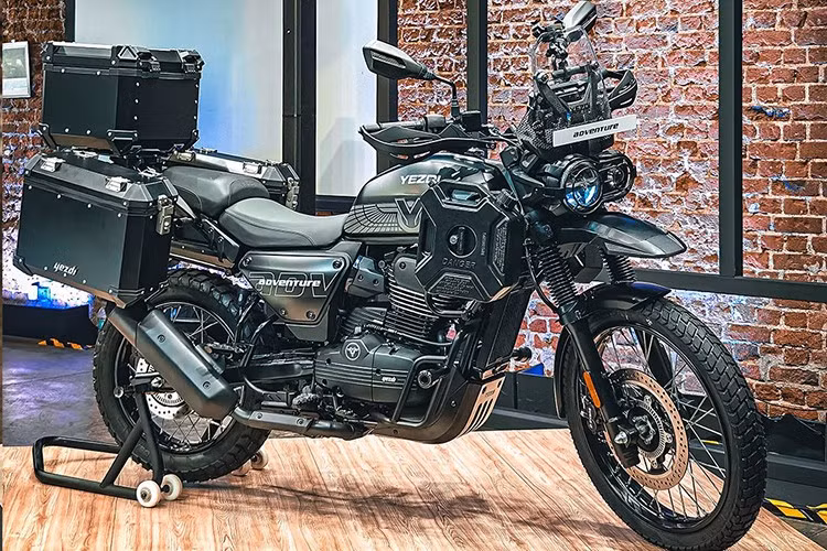 Yezdi Motorcycle là một nhánh thương hiệu của Jawa - thương hiệu sản xuất xe máy nổi tiếng của Ấn Độ. Và mới đây hãng đã cho ra mắt chiếc Yezdi Adventure 2025 mưới, đây là một chiếc môtô đa dụng rất được ưa chuộng tại quốc gia tỷ dân này.