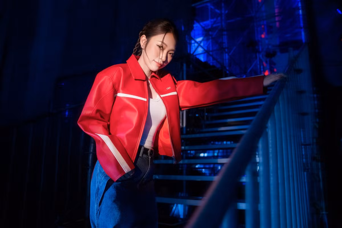 Trong loạt ảnh được cô đăng tải trên mạng xã hội, Khánh Vy lựa chọn outfit theo tinh thần “girl phố”: năng động, thoải mái nhưng vẫn giữ được nét nữ tính và gợi cảm chừng mực. Đây là hướng thời trang đang được nhiều bạn trẻ yêu thích, thể hiện sự tự tin, cởi mở và phong thái sống chủ động.