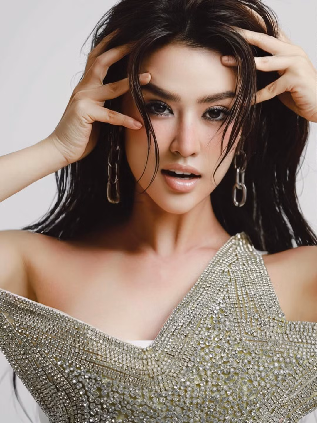 Quyên Qui gây chú ý khi tham gia các phim: “Mai” – tham gia với vai khách mời nhưng gây ấn tượng bởi ngoại hình nổi bật. “Xóm Trọ” – web-drama giúp cô tiếp cận nhiều khán giả hơn. “Quý Cô Thừa Kế 2” – đảm nhận vai Kim, đánh dấu bước tiến quan trọng trong sự nghiệp diễn xuất.