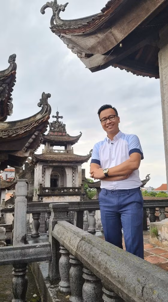 Nhiều tin đồn cho rằng nhà báo Tạ Bích Loan chính là chị gái của BLV Biên Cương. Tuy nhiên, cả 2 cũng chưa một lần khẳng định mối quan hệ chị - em.