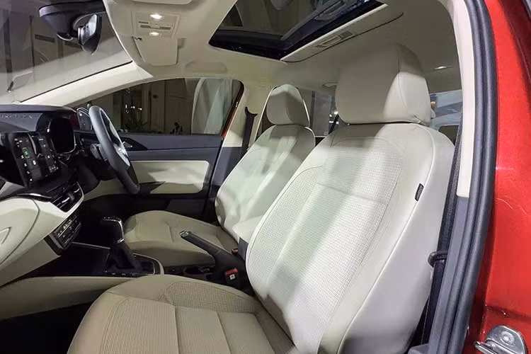 Mẫu sedan cỡ B này cuối cùng đã được trang bị 6 túi khí tiêu chuẩn. Ngoài ra, xe còn có thêm phanh đĩa trên bánh sau mới nhưng chỉ dành cho các bản cao cấp. Tuy nhiên, xe không có các tính năng an toàn chủ động ADAS tiên tiến như những đối thủ cùng phân khúc.