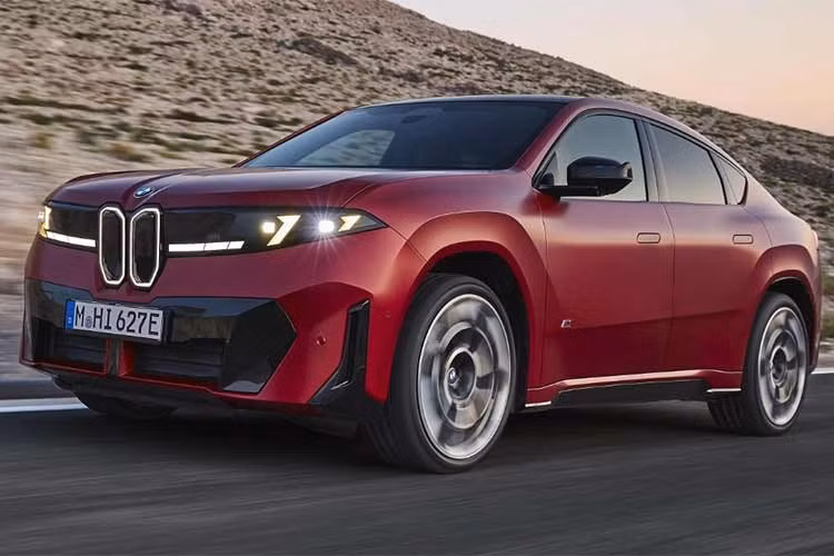 Tại thời điểm ra mắt, BMW cung cấp ba phiên bản gồm iX4 40 xDrive, iX4 50 xDrive và iX4 M60 xDrive. Trong đó, iX4 50 xDrive sử dụng pin dung lượng 108,7 kWh, cho tầm hoạt động tối đa 827 km sau mỗi lần sạc.