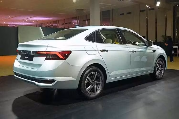 Phần đuôi xe mang phong cách notchback được bổ sung chi tiết ốp màu đen với dòng chữ Skoda nằm giữa hai cụm đèn hậu. Thêm vào đó là đồ họa LED mới và đèn báo rẽ tuần tự. Bảng màu ngoại thất của Skoda Slavia 2026 được bổ sung hai tùy chọn mới là bạc Arctic Silver và be Cappuccino Beige.