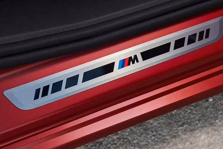 Ngoại thất BMW iX4 hoàn toàn mưới mang nhiều đặc điểm của ngôn ngữ Neue Klasse. Phần đầu xe gây chú ý với cụm đèn thanh mảnh, trong khi thân xe có dáng rộng và sử dụng mâm kích thước lớn.