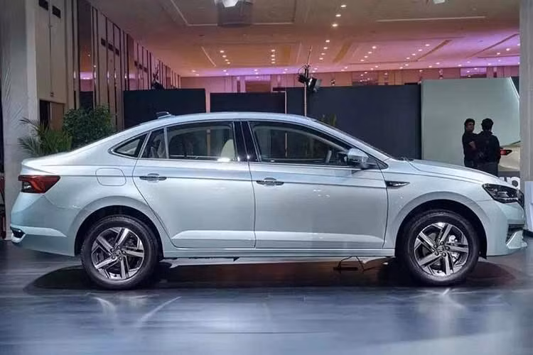 Bước sang phiên bản mới, Skoda Slavia sở hữu những thay đổi cả về thiết kế lẫn trang bị. Trong đó, khu vực ngoại thất đi kèm cản trước được thiết kế lại với các hốc gió gọn gàng hơn, đồ họa LED mới trên cụm đèn pha và lưới tản nhiệt khác biệt. Phần thân xe dài 4.552 mm của xe được giữ nguyên, ngoại trừ bộ mâm hợp kim 16 inch mới.