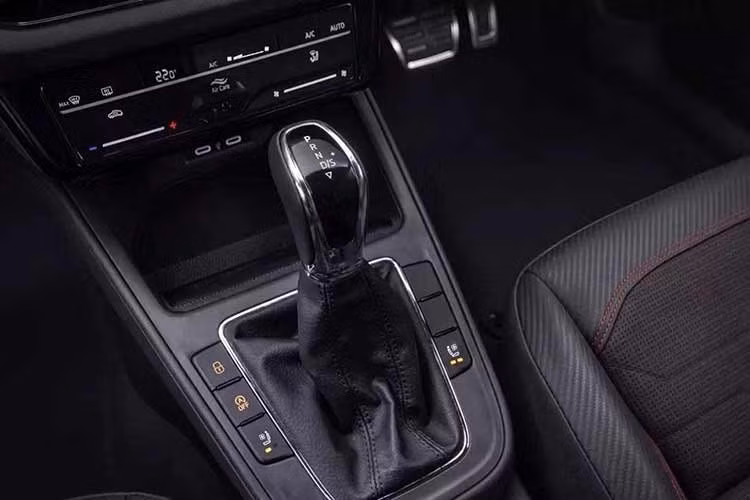 Mẫu xe sedan Skoda Slavia 2026 tại thị trường Ấn Độ sẽ vẫn sử dụng chung nền tảng khung gầm MQB-A0-IN được nội địa hóa với người anh em Kushaq. Xe tiếp tục có 2 tùy chọn động cơ xăng tăng áp không điện hóa.