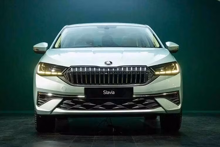 Phiên bản cao cấp nhất Monte Carlo cũng góp mặt trong danh mục sản phẩm của Slavia mới. Phiên bản này được nhận diện nhờ bộ mâm hợp kim 16 inch màu đen kết hợp cùng các chi tiết màu đỏ trên lưới tản nhiệt và cùm phanh. Những chi tiết ngoại thất giả sợi carbon, nóc xe màu đen và một số phụ kiện khí động học cũng xuất hiện trên bản này.