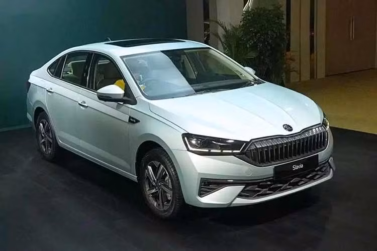 Skoda Slavia mới đây đã được nâng cấp lên phiên bản 2026 nhằm duy trì sức cạnh tranh trước các đối thủ. Phiên bản cập nhật cuối cùng đã được bán tại thị trường Ấn Độ sau khi ra mắt vào tháng 8/2026. Tại thị trường này, Skoda Slavia thế hệ mới có giá dao động chỉ từ 1-1,069 triệu Rupee (khoảng 300-321 triệu đồng).