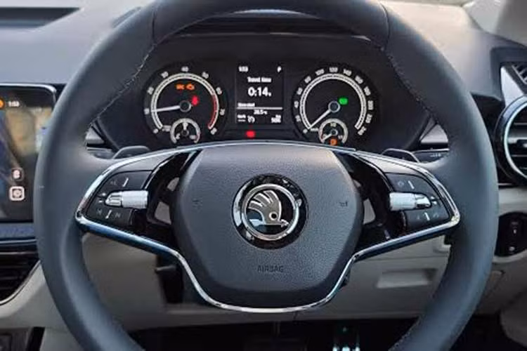 Nội thất của Skoda Slavia 2026 được bổ sung các chi tiết trang trí mới, màn hình thông tin giải trí 10,1 inch lớn hơn đôi chút, tích hợp công nghệ trí thông minh nhân tạo AI và bảng đồng hồ kỹ thuật số tăng từ 8 inch lên 10,25 inch. Các nâng cấp về trang bị còn bao gồm ghế sau có chức năng massage, camera 360 độ và hệ thống điều hòa có khả năng làm mát nhanh hơn.
