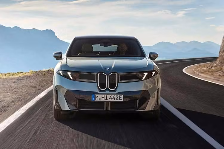 Tại thị trường Anh quốc, BMW iX4 40 xDrive 2027 mới có giá từ 60.170 bảng Anh, còn iX4 50 xDrive có giá khởi điểm 66.075 bảng Anh. Giá của phiên bản iX4 M60 xDrive hiện chưa được công bố.