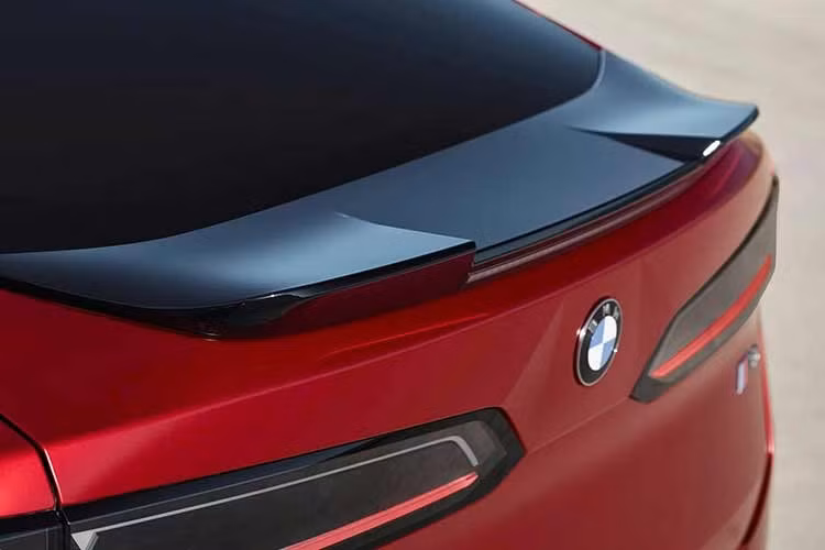 iX4 40 xDrive có công suất 369 mã lực, tăng tốc 0-100 km/h trong 5,6 giây. Con số tương ứng trên iX4 50 xDrive công suất 463 mã lực là 4,9 giây. Cao nhất là iX4 M60 xDrive với 604 mã lực, có khả năng tăng tốc 0-100 km/h trong 3,9 giây.