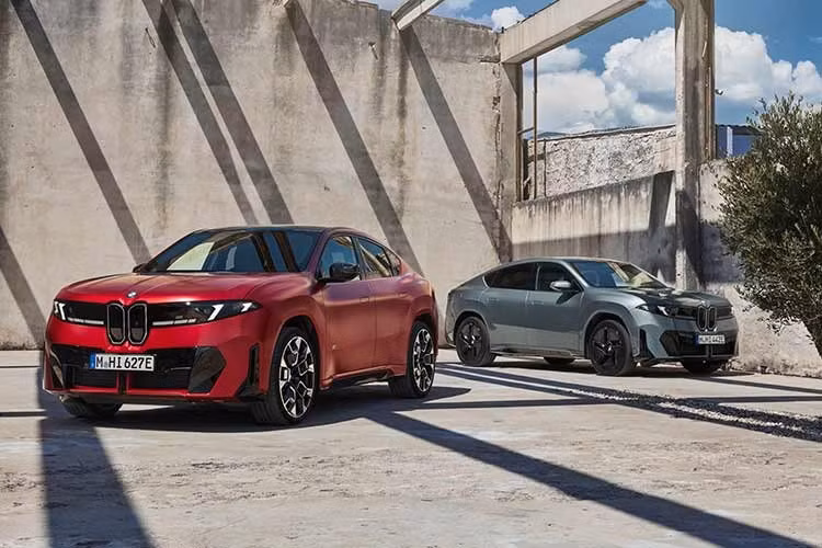 BMW vừa giới thiệu iX4 hoàn toàn mới, mẫu xe thuần điện mới nhất thuộc danh mục sản phẩm phát triển theo định hướng Neue Klasse. So với iX3, iX4 mang kiểu dáng thể thao hơn nhờ phần mui vuốt thấp theo phong cách coupe.
