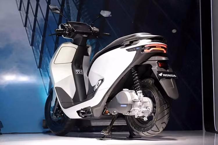 Theo kế hoạch, chính sách mới sẽ bắt đầu áp dụng từ ngày 26/3/2026. Honda CUV e: được niêm yết giá 65 triệu đồng nếu mua kèm pin. Trong trường hợp không mua pin, giá xe giảm còn 45 triệu đồng, đổi lại người dùng phải trả phí thuê pin hai viên là 250.000 đồng mỗi tháng.