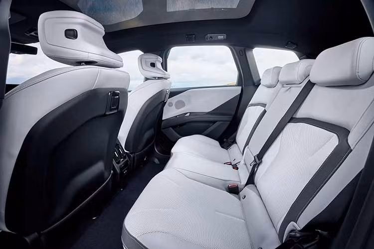 Song hành với phần cứng mới là BMW Operating System X – hệ điều hành được thiết kế riêng cho kỷ nguyên Neue Klasse. Trên iX3, hệ thống này hỗ trợ các ứng dụng giải trí như xem video, chơi game, họp trực tuyến (khi xe đứng yên), đồng thời có khả năng cập nhật OTA liên tục.