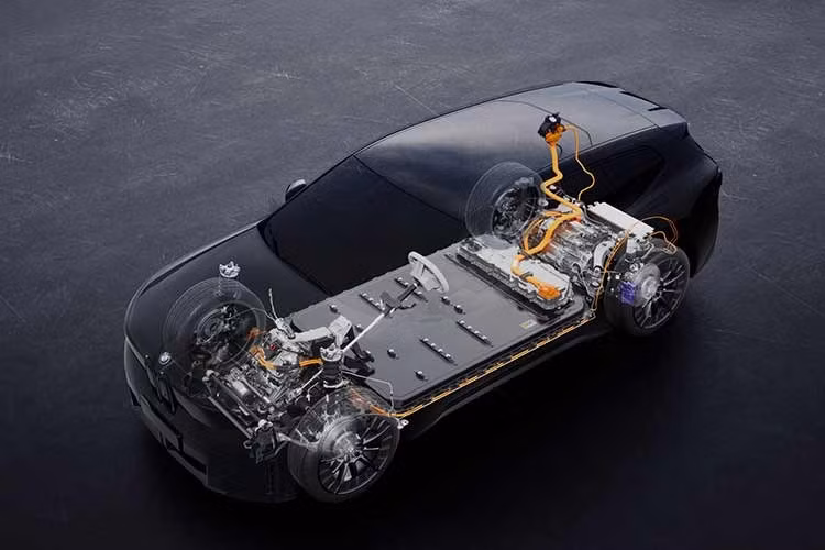 Việc BMW chọn CES – thay vì một triển lãm ô tô truyền thống – để giới thiệu iX3 mới cho thấy sự dịch chuyển rõ rệt trong tư duy sản phẩm. Ở đây, BMW nói nhiều hơn về phần mềm, AI, giao diện và hệ sinh thái công nghệ, thay vì chỉ xoay quanh công suất hay tăng tốc 0–100 km/h.