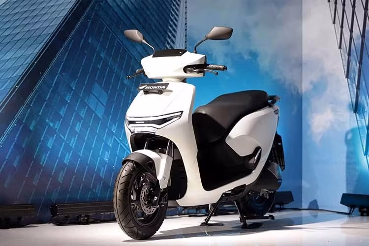 Honda Việt Nam mới đây đã xác nhận sẽ triển khai chính sách bán mẫu xe máy điện Honda CUV e:, thay cho hình thức cho thuê từng áp dụng trước đó. Đây được xem là động thái đáng chú ý, bởi Honda là một trong số ít hãng xe lớn tại Việt Nam thử nghiệm mô hình "thuê xe điện" trước khi bán đại trà.