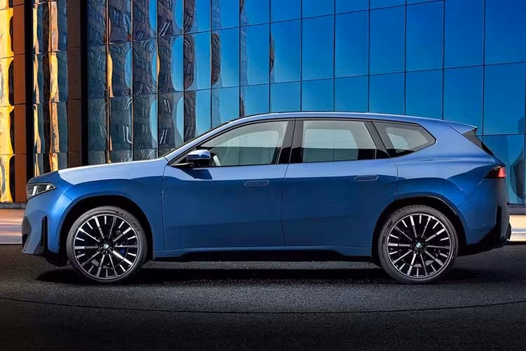 Đây là thế hệ xe được BMW thiết kế lại từ gốc, không chỉ ở hệ truyền động điện mà còn ở cách người lái tương tác với chiếc xe mỗi ngày. Theo BMW, những công nghệ xuất hiện trên iX3 sẽ dần được triển khai trên khoảng 40 mẫu xe và phiên bản nâng cấp khác nhau trước năm 2027 – biến iX3 thành chuẩn mực công nghệ mới cho toàn bộ dải sản phẩm.