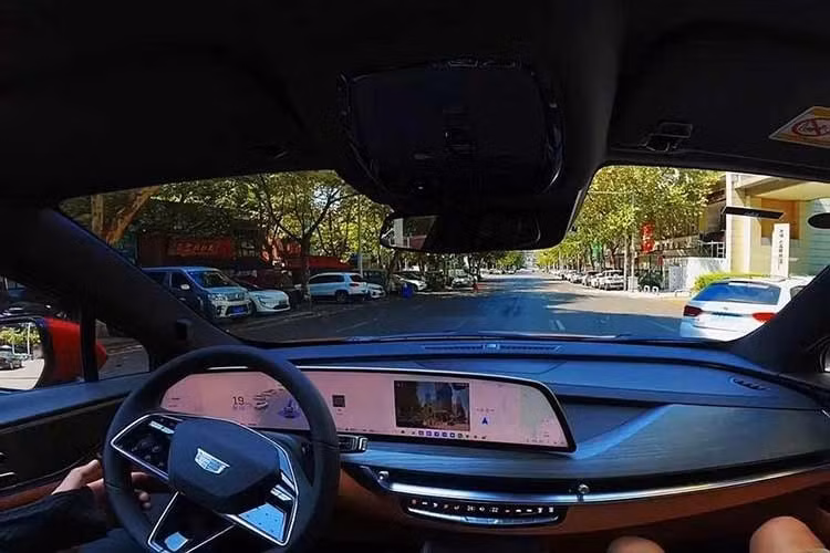 Điểm nâng cấp đáng chú ý nhất trên Cadillac XT5 PHEV thế hệ mới chính là sự xuất hiện của cảm biến Lidar đặt trên nóc xe, các camera giám sát bên hông cùng dải đèn tín hiệu màu xanh ngọc bích.