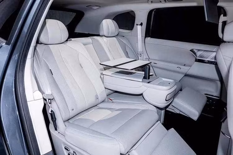 Chưa dừng ở đó, Xpeng G9L còn sở hữu ghế trước chỉnh điện 22 hướng, sưởi, thông gió và massage 16 điểm, đồng thời dùng trí thông minh nhân tạo AI để điều chỉnh 27 túi khí nhằm đạt tư thế ngồi tối ưu. Nhờ chiều dài lớn, ghế có thể ngả phẳng hoàn toàn mà không cần tháo tựa đầu, biến khoang xe thành một chiếc giường để nghỉ ngơi.