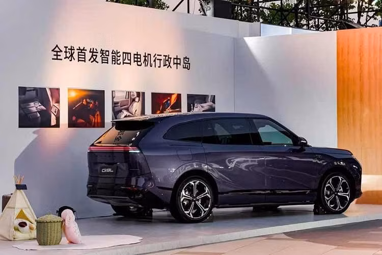 Bản AWD của Xpeng G9L EV được trang bị 2 mô-tơ điện với tổng công suất tối đa 585 mã lực và mô-men xoắn cực đại 695 Nm, rút ngắn thời gian tăng tốc từ 0-100 km/h xuống 4,6 giây. Tuy nhiên, phạm vi di chuyển của xe cũng giảm xuống còn 660 km. Trong khi đó, pin NMC 110 kWh tùy chọn sẽ giúp nâng phạm vi di chuyển lên 755 km và giảm thời gian tăng tốc xuống 4,45 giây.