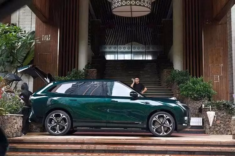 Tại Trung Quốc, Xpeng G9L có hai cấu hình động cơ, bao gồm thuần điện và điện mở rộng phạm vi PowerX. Phiên bản điện sẽ dùng hệ dẫn động cầu sau RWD hoặc dẫn động 4 bánh toàn thời gian AWD. Trong đó, bản RWD dùng 1 mô-tơ điện với công suất tối đa 367 mã lực và mô-men xoắn cực đại 465 Nm. Bản này có thể tăng tốc từ 0-100 km/h trong 6,8 giây và đạt tốc độ tối đa 200 km/h. Pin LFP 91,9 kWh cho phạm vi tối đa 702 km theo tiêu chuẩn CLTC.