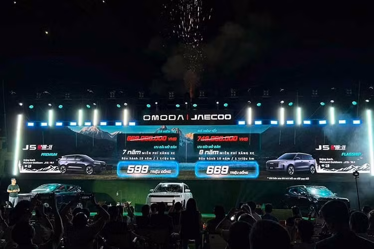 Riêng khách hàng mua J5 EV Flagship được tặng thêm bộ sạc đa dụng và ứng dụng thông minh T-Box, trị giá 20 triệu đồng. Giá bán sau ưu đãi cho các phiên bản Premium và SHS-H Premium tương ứng là 569 triệu đồng và 629 triệu đồng. Hai phiên bản SHS-H Flagship và EV Flagship sẽ có giá ưu đãi 699 triệu đồng.