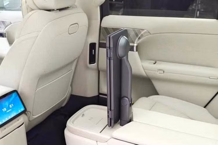 Dải trang trí phía trên tích hợp bảng đồng hồ kỹ thuật số 8,88 inch, kết hợp với màn hình thông tin giải trí 17,3 inch và màn hình hiển thị thông tin kính lái HUD với kích thước tới 88 inch và công nghệ thực tế tăng cường. Bệ trung tâm dạng nổi có hai sạc không dây Qi 50 W trong khi các đầu nối ren trên mặt táp-lô dùng để gắn phụ kiện cũng có thể cấp thêm 50 W điện.