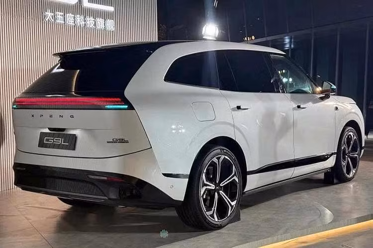 Phần chiều dài bổ sung được thể hiện rõ trong thiết kế, giúp xe trông thanh thoát và sang trọng hơn. Đồng thời, mẫu xe này cũng đưa phong cách tối giản kiểu Range Rover của Xpeng GX lên một thân xe thể thao và năng động hơn. Điểm tương đồng rõ nhất với “người anh em” GX nằm ở dải đèn LED trước và sau kéo dài toàn chiều rộng cùng các bề mặt thân xe mềm mại.