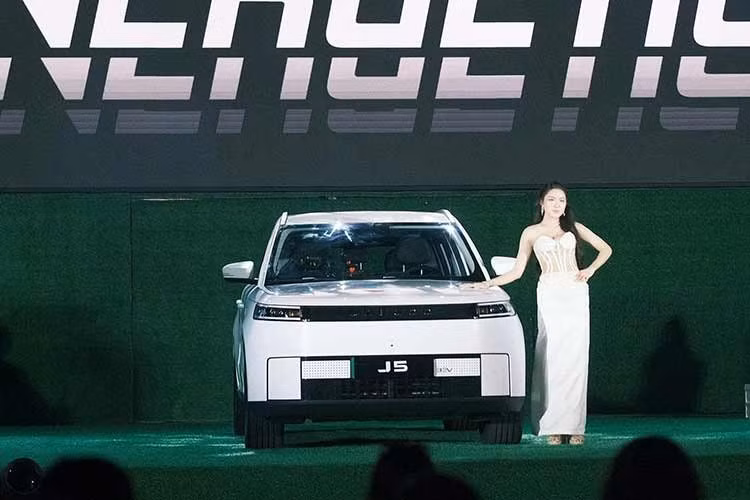 Ngày 14/8/2026 vừa qua, trong khuôn khổ sự kiện New Energy Night, Omoda &amp; Jaecoo Việt Nam đã chính thức công bố giá bán của J5 tại thị trường Việt Nam. Mẫu SUV cỡ nhỏ này được mở bán với 4 phiên bản và 3 cấu hình động cơ và được lắp ráp tại nhà máy của hãng tại Hưng Yên thay vì nhập khẩu nguyên chiếc.