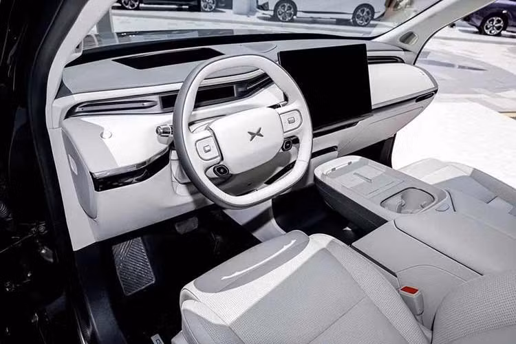 Nội thất của mẫu xe SUV Xpeng G9L tiếp tục gây ấn tượng với thiết kế được cho là lấy cảm hứng từ khoang hạng nhất của máy bay. Tại đây, xe sở hữu mặt táp-lô đa tầng, sử dụng nhiều chi tiết giả kim loại và họa tiết bầu trời sao phát sáng, được lặp lại trên táp-pi cửa.
