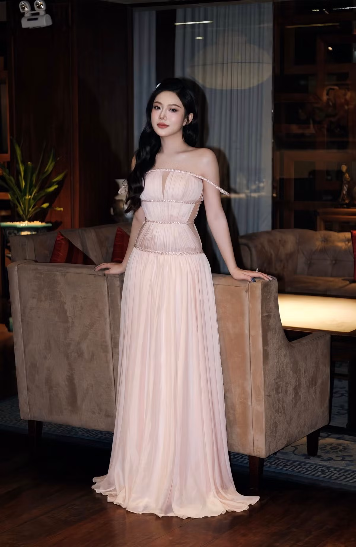 Mỗi lần xuất hiện, Triệu Vy đều thu hút lượng tương tác lớn nhờ visual nổi bật và khả năng biến hóa đa dạng trong phong cách, từ nữ tính, nhẹ nhàng đến cá tính, gợi cảm.