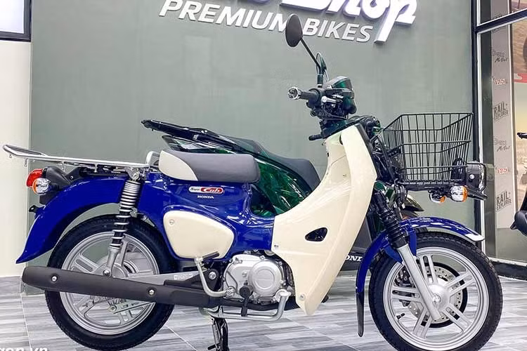Điều này cũng đúng với phiên bản Honda Super Cub 110 Pro, vốn là mẫu xe máy số phổ thông được thiết kế hướng tới các "shipper - nhân viên giao hàng" hay những doanh nghiệp với nhu cầu vận chuyển trong các thành phố nhỏ nhiều ngõ ngách.
