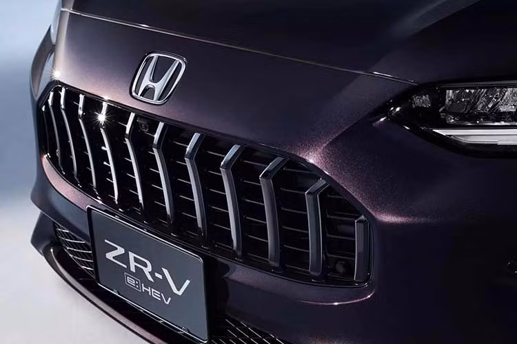 Đối với Honda ZR-V 2026 phiên bản cao cấp Z, thiết kế ngoại thất của xe về cơ bản vẫn giữ nguyên phom dáng của người tiền nhiệm nhưng được làm mới bằng các tùy chọn màu sắc thời thượng.