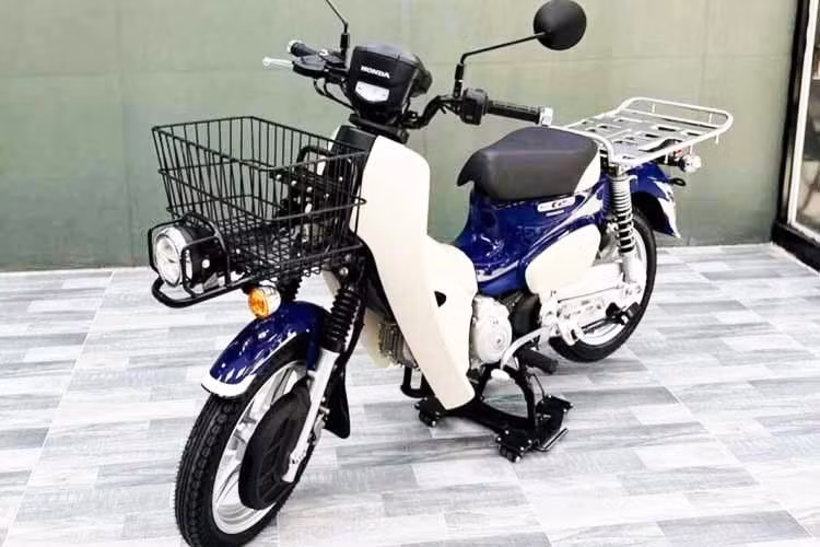 Theo các đơn vị bán xe cho biết - chi phí nhập khẩu nhỏ lẻ, thuế và nguồn cung hạn chế là những yếu tố chính khiến giá bán Honda Super Cub 110 Pro tăng đáng kể. Bên cạnh đó, yếu tố “hàng hiếm” cũng khiến giá bán bị đẩy lên. Tuy nhiên, với mức giá 165 triệu đồng, nhiều ý kiến cho rằng người dùng có thể cân nhắc các lựa chọn khác trong cùng tầm tiền.