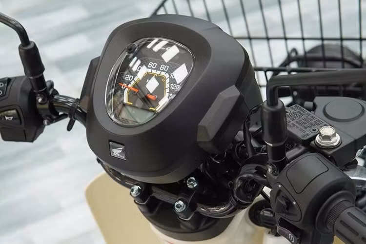 Mặc dù được coi là "xe thồ cho shipper" ,nhưng trên thực tế Honda Super Cub 110 Pro có trang bị không thua kém. So với những chiếc Super Cub khác, phiên bản Pro khác biệt bởi kích thước vành giảm xuống từ 17 còn 14 inch.