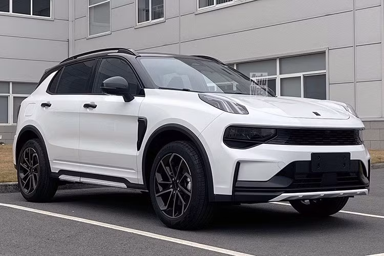 Mẫu xe SUV cỡ nhỏ Lynk &amp; Co 01 hiện cũng đang được phân phối chính hãng ở thị trường Việt Nam. Tuy nhiên, so với xe ở Trung Quốc, Lynk &amp; Co 01 đắt hơn nhiều với giá bán từ 999 triệu đồng.