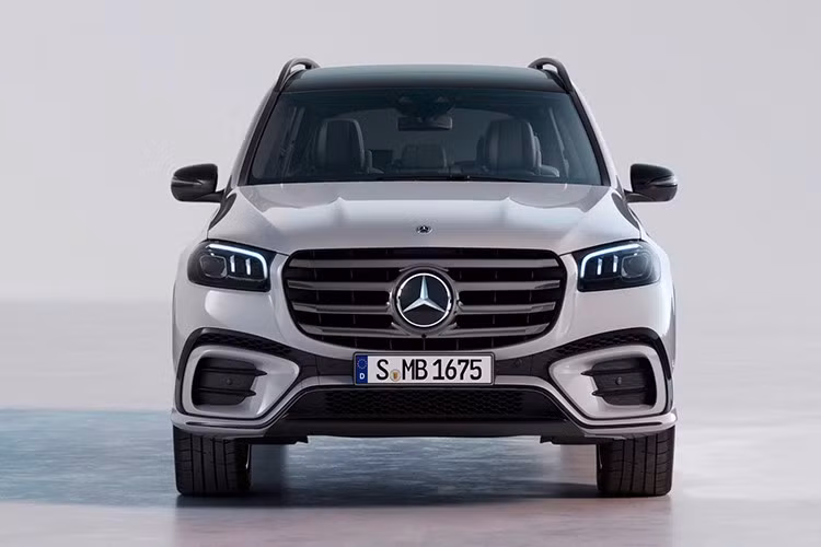 GLS 2025 không thay đổi hoàn toàn thiết kế mà chủ yếu tập trung vào các chi tiết tinh chỉnh. Cản trước nổi bật hơn nhờ lưới tản nhiệt lớn với 4 nan ngang màu bạc. Cụm đèn hậu phía sau cũng được thiết kế lại, mang đến diện mạo hiện đại hơn.