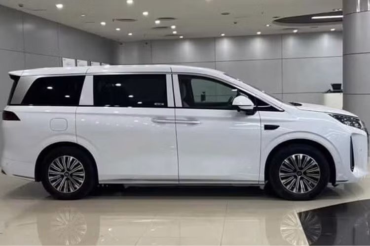 Tên gọi “M9” được xác nhận thông qua một video trên mạng xã hội, trong đó chiếc MPV mang biển số với dòng chữ BYD M9. Đây là bước đi hợp lý khi trước đó BYD đã dùng tên “M6” cho mẫu minivan chạy điện tại các thị trường như Việt Nam, Thái Lan, Indonesia hay Hồng Kông.